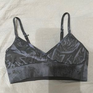 Lululemon size 8 sports bra. Excellent condition. Worn once Light purple/black.
